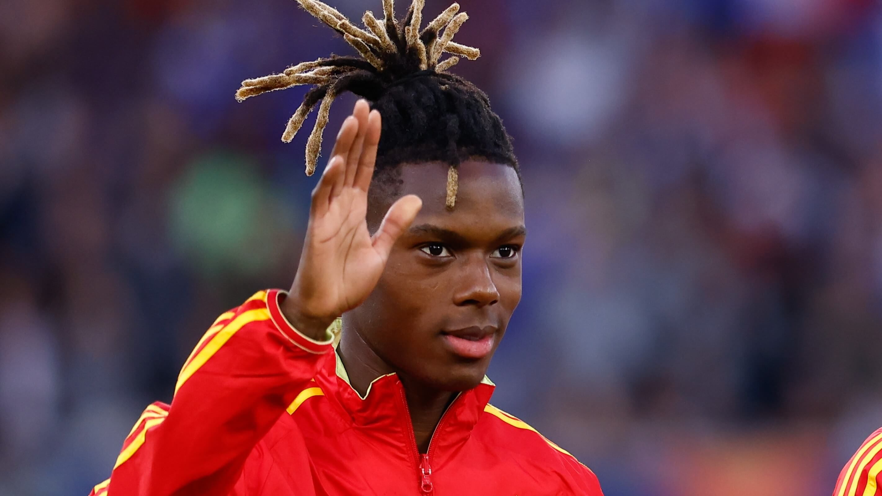 Nico Williams saluda a la grada en la Selección Española.