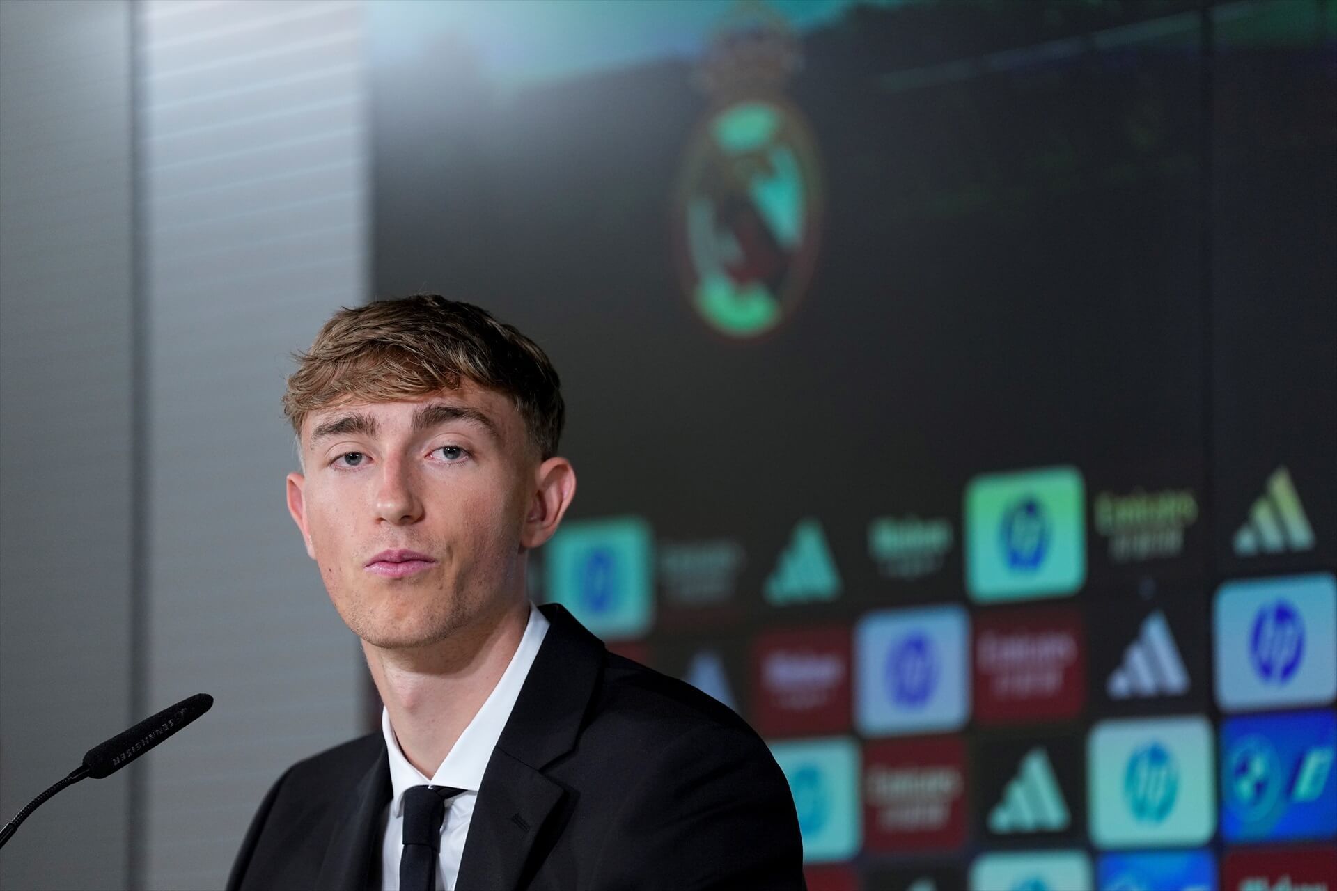 Dean Huijsen en la rueda de prensa de su presentación