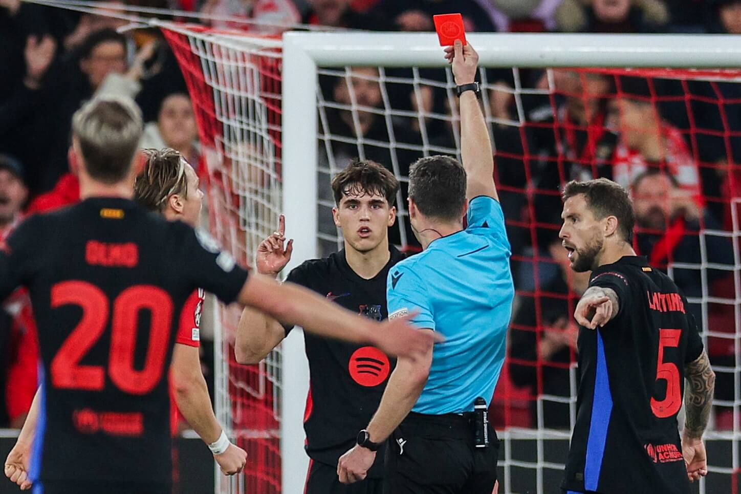  Expulsión de Pau Cubarsí ante el Benfica.