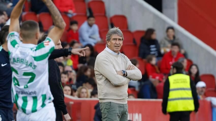 Pellegrini observa un saque de banda de Arribas en el Mallorca-Betis.