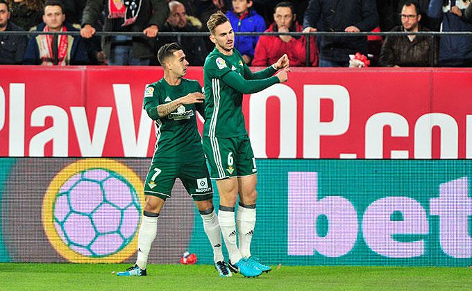 Fabián Ruiz junto a Sergio León, en un derbi con el Betis.