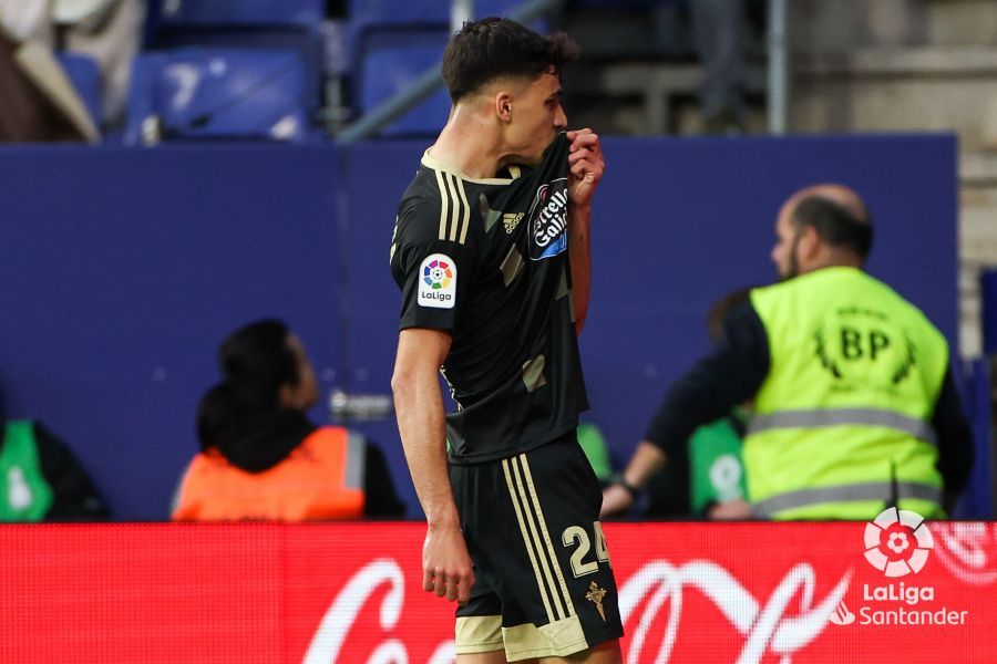  Gabri Veiga se besa el escudo ante el Espanyol en Cornellá.