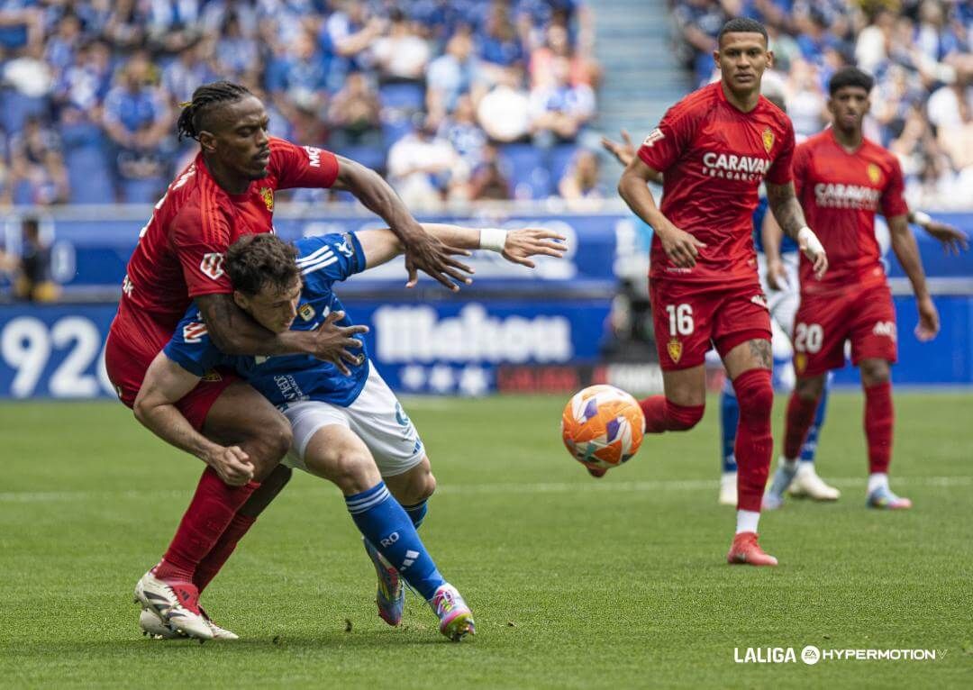  Fede Viñas pelea un balón con Jair en el Real Oviedo-Real Zaragoza.