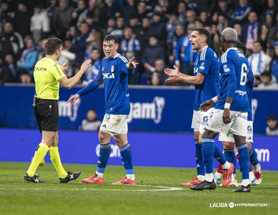  Fede Viñas protesta durante un partido del Real Oviedo.