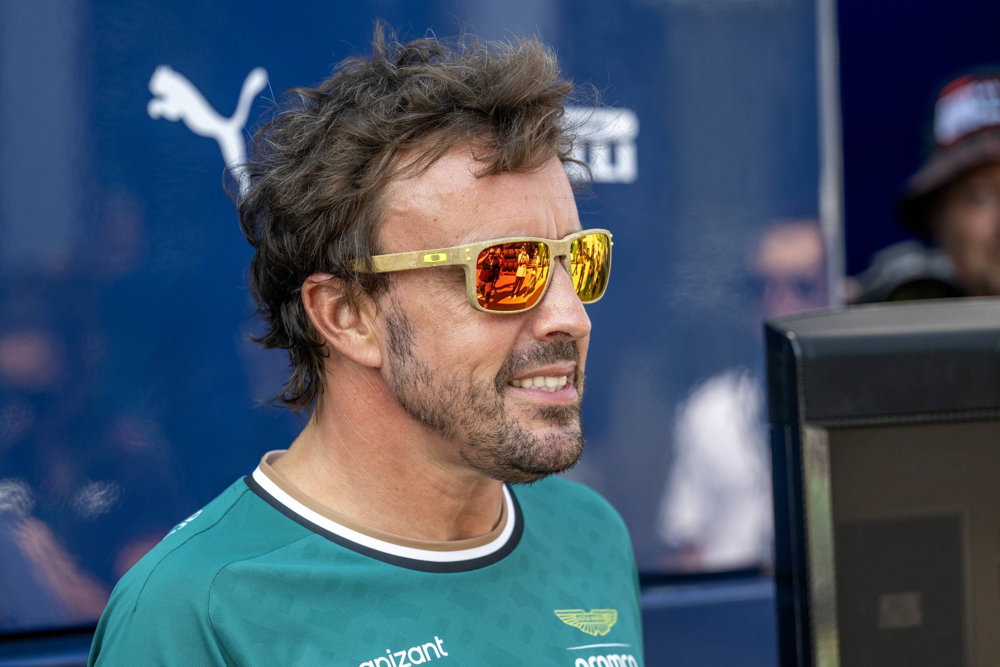 Fernando Alonso, durante un Gran Premio con Aston Martin.