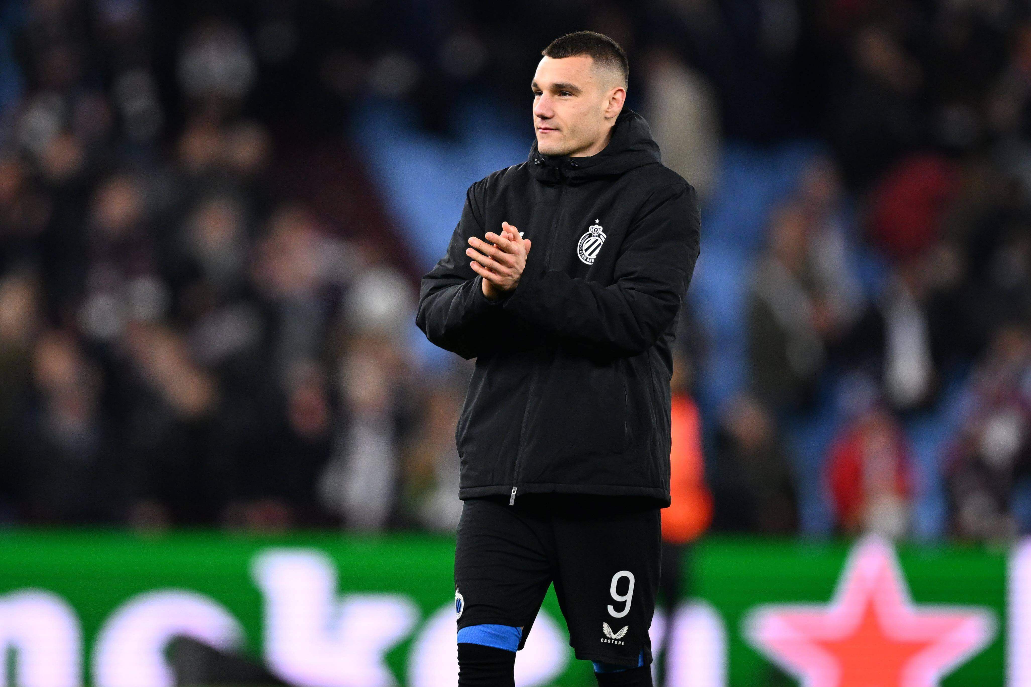 Ferran Jutglà aplaude tras el Aston Villa-Brujas.