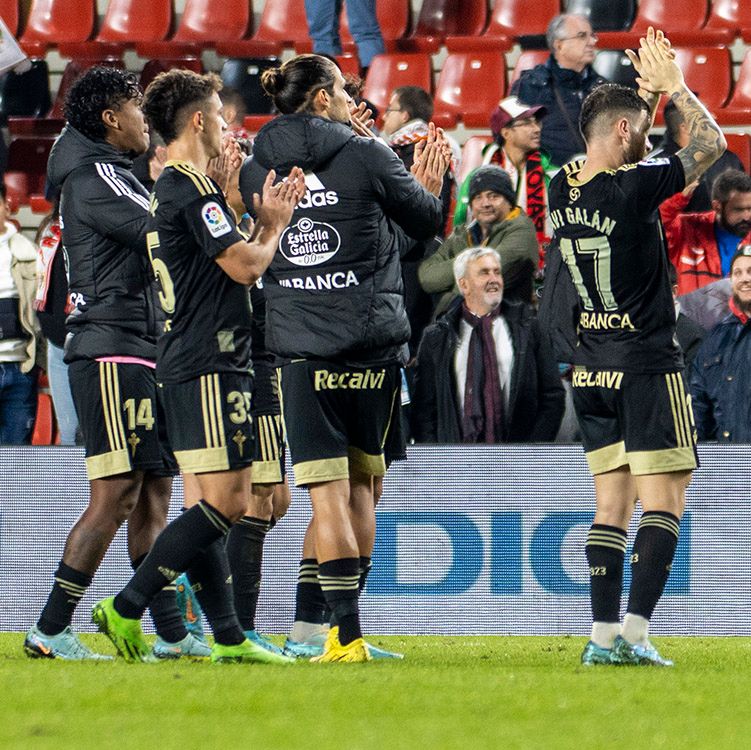  Los jugadores dando gracias a los aficionados en Vallecas.