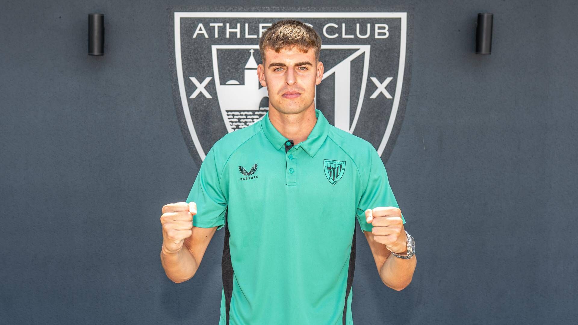  Manex Gibelalde posa tras llegar a Lezama.