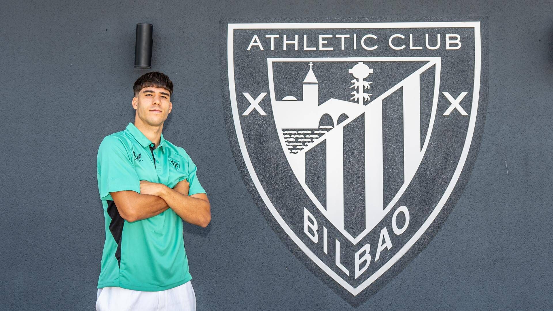  Eder García posa tras llegar a Lezama.