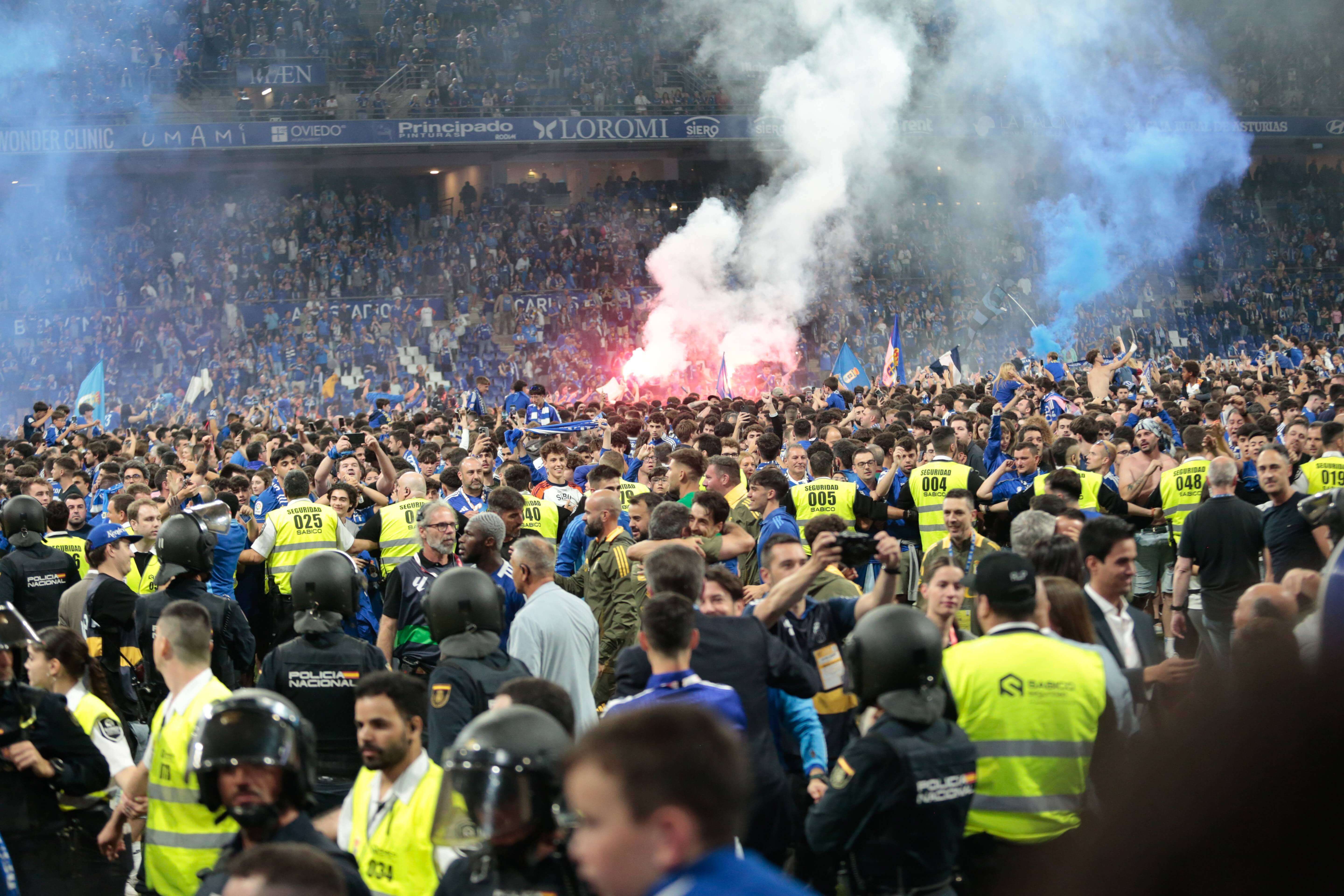  La fiesta del Real Oviedo por el ascenso en el Carlos Tartiere.