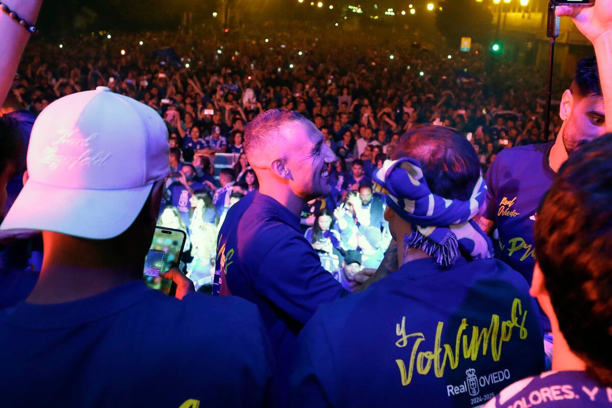 Santi Cazorla, en la Plaza América durante la fiesta del Real Oviedo.