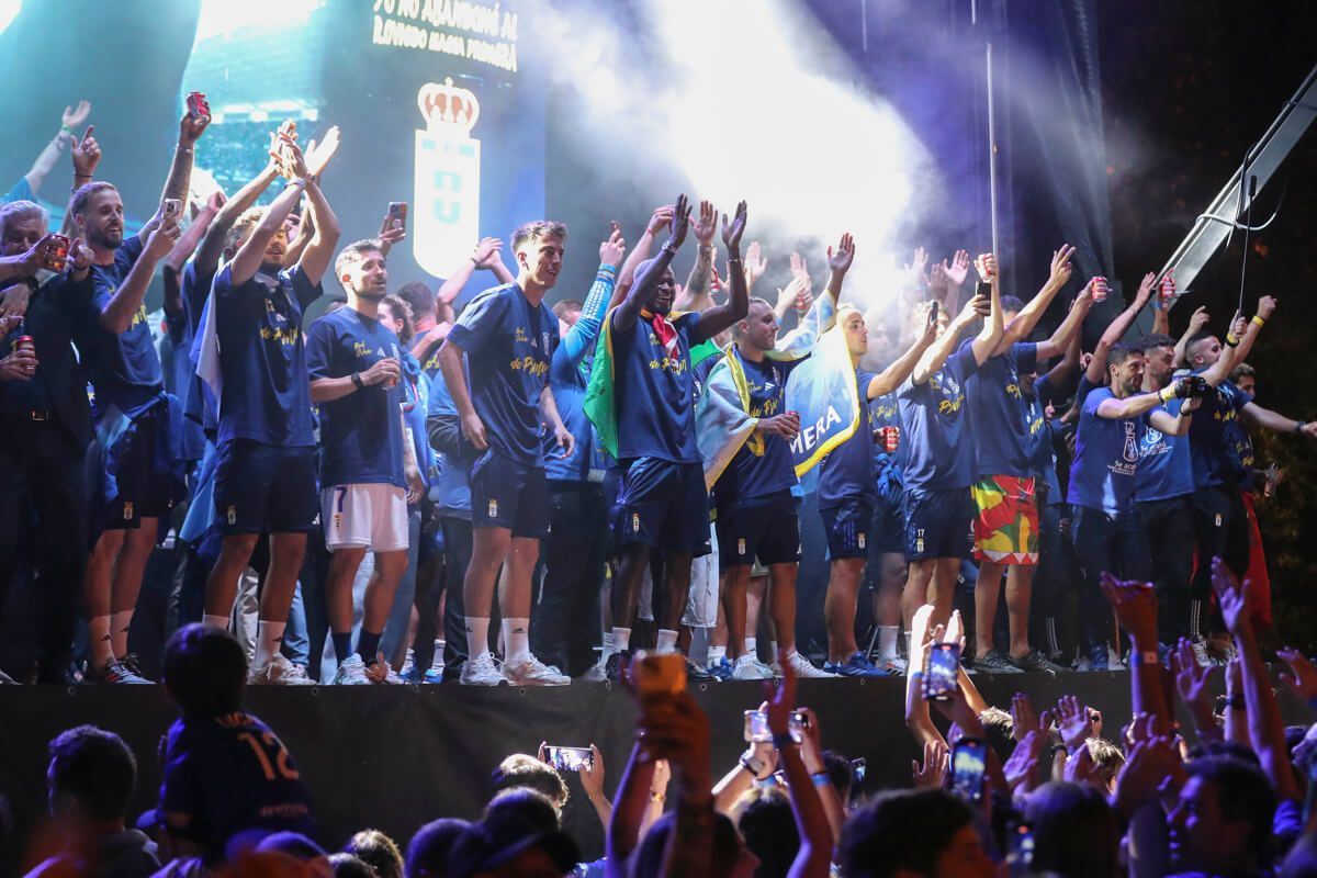 Los jugadores, en la Plaza América durante la fiesta del Real Oviedo.