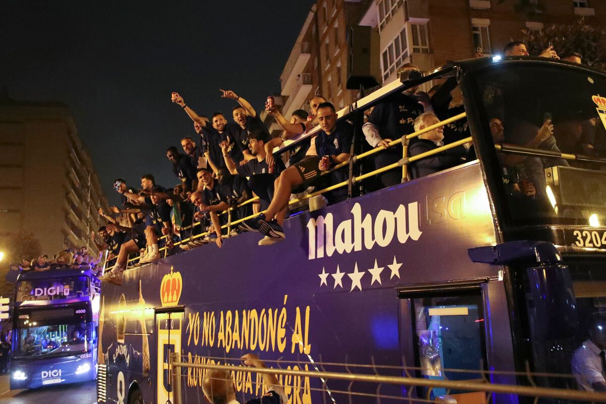  Los jugadores, en autobús hasta la Plaza América en la fiesta del Real Oviedo.
