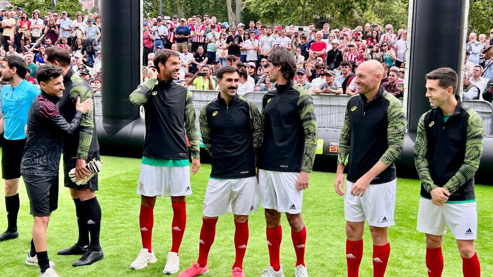 Jesús Navas saluda al Basque Team en Bilbao.
