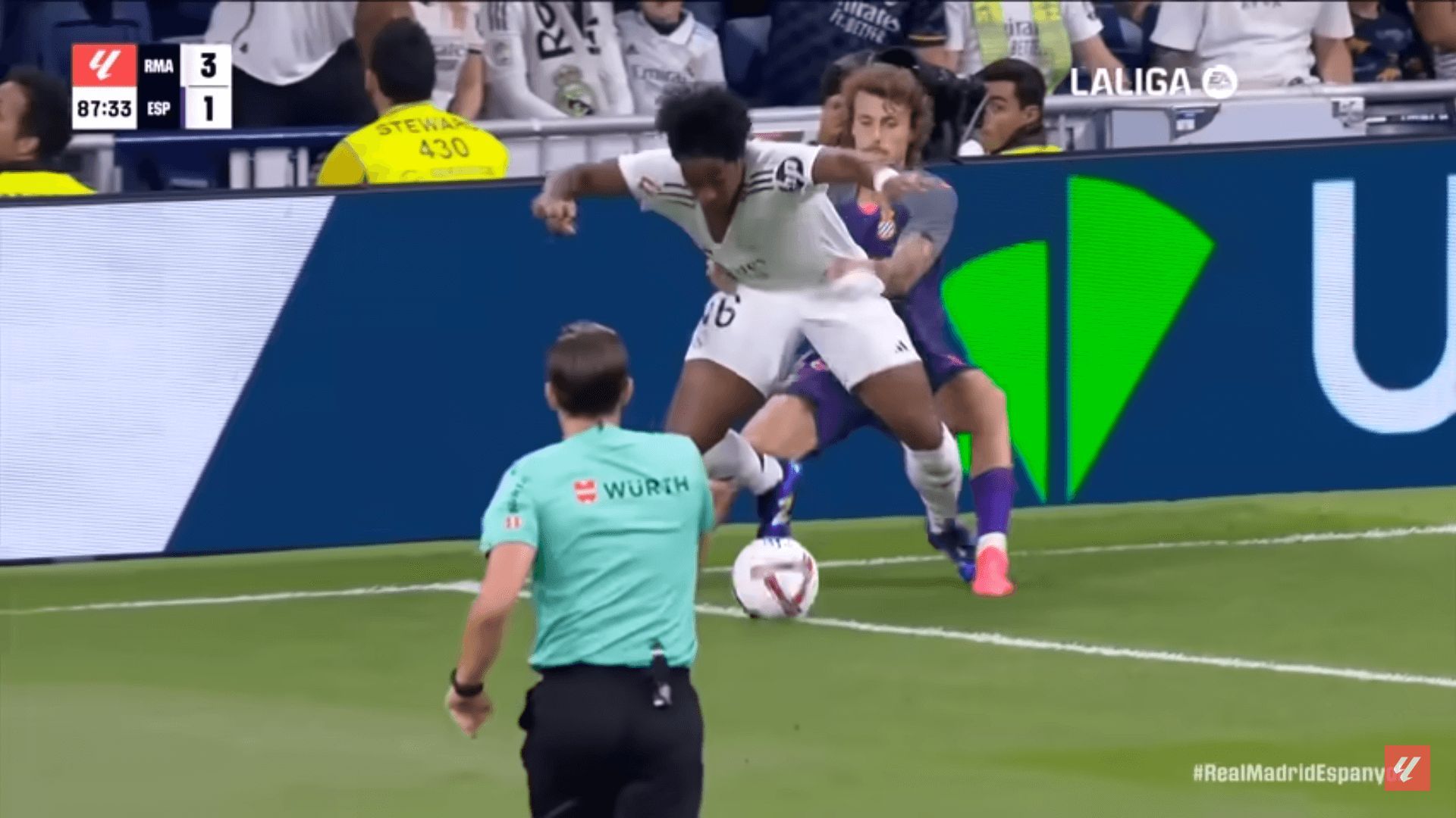 Endrick Felipe sufre el penalti señalado en el Real Madrid-Espanyol (captura: Movistar).