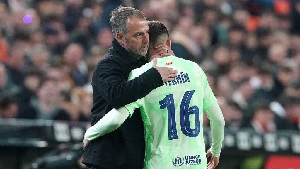  Hansi Flick y Fermín López, en un partido del FC Barcelona (Cordon Press)