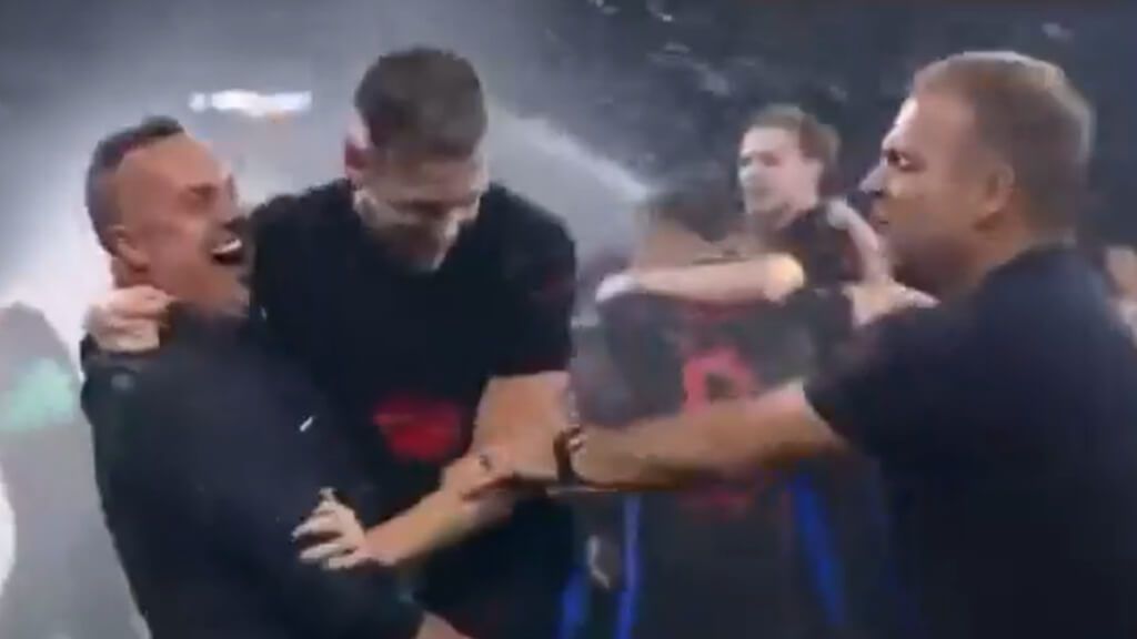 Hansi Flick sacando a los jugadores de la celebración (Fuente: redes sociales)