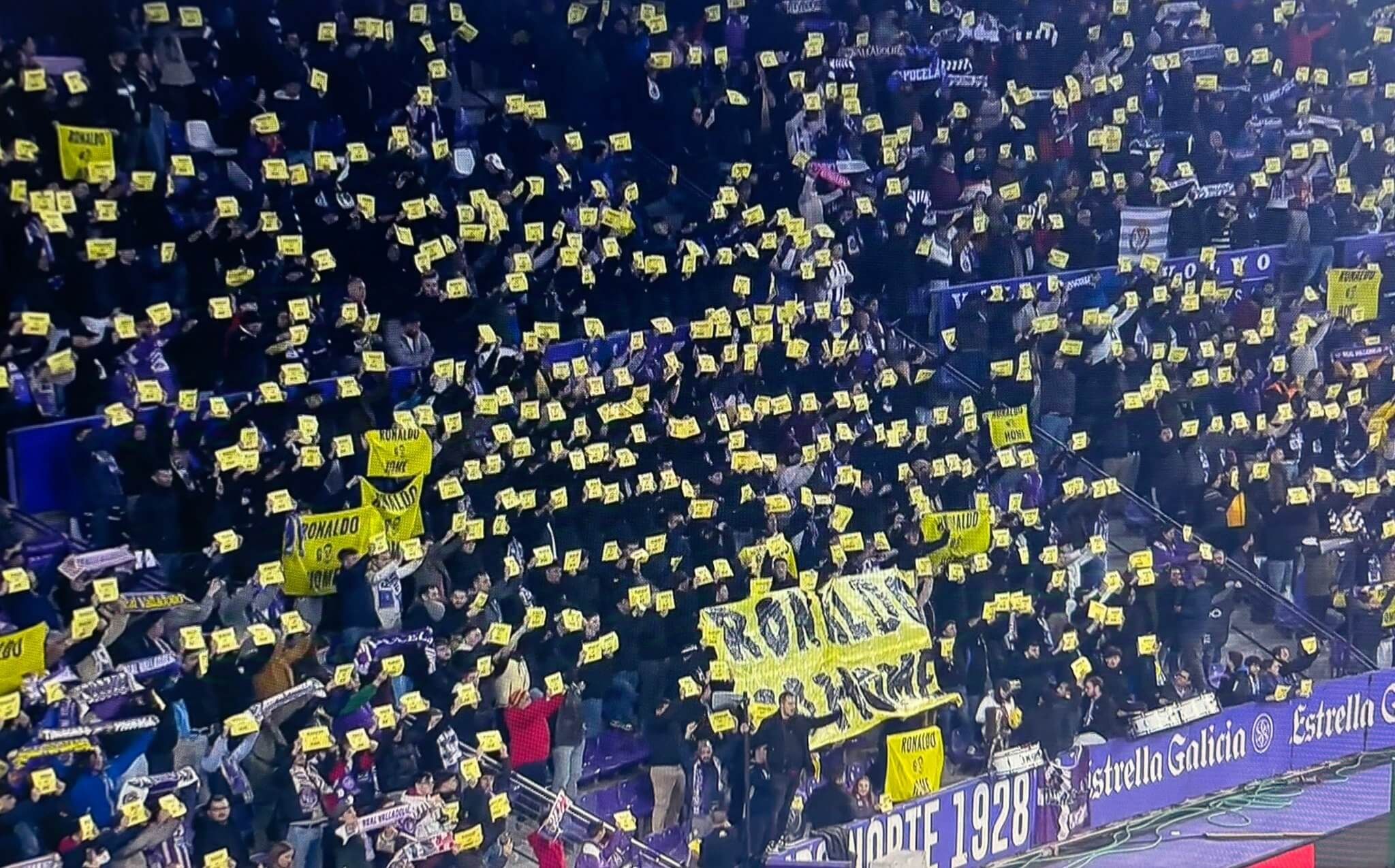 Fondo Norte del José Zorrilla plagado de banderas de 'Ronaldo, Go Home'.