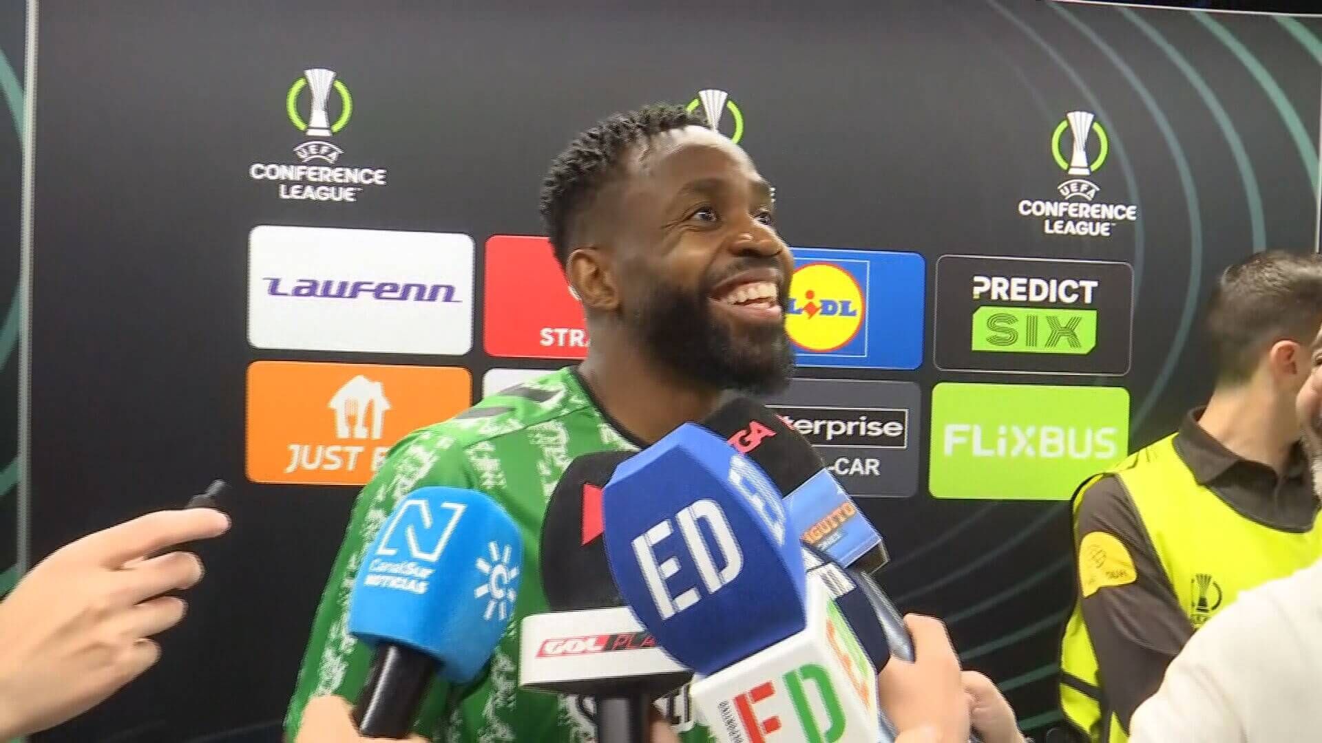  Bakambu en zona mixta tras el partido del Real Betis (Fuente: ElDesmarque)