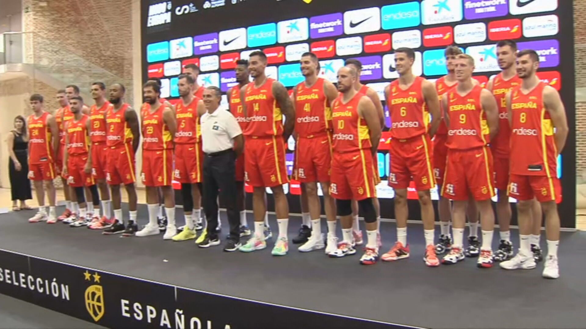 Foto de los 22 jugadores de Scariolo antes del Eurobasket.