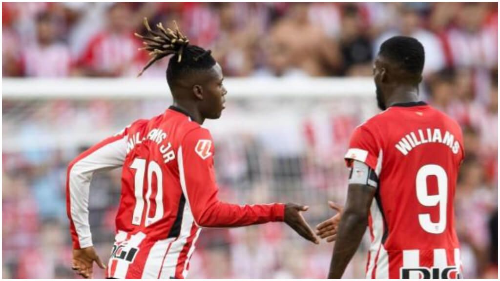  Nico Williams saluda a su hermano Iñaki en un duelo ante el Getafe en San Mamés..