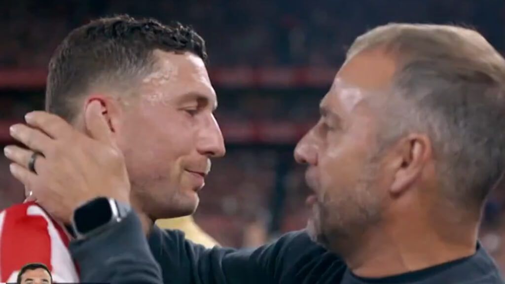 Hansi Flick abrazó a Óscar de Marcos tras salir del campo (captura: Movistar+).