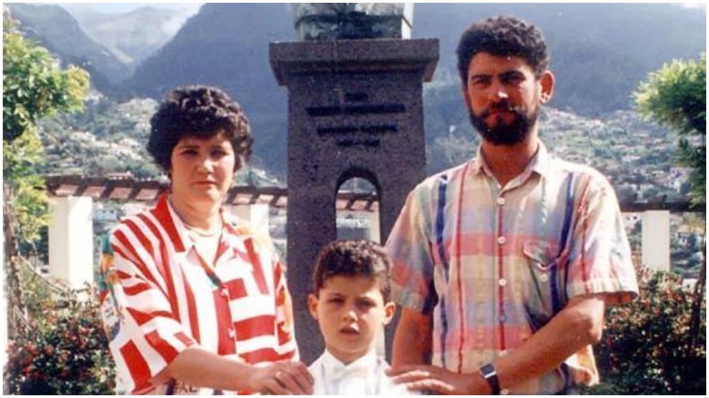  Cristiano Ronaldo junto a sus padres de pequeño.