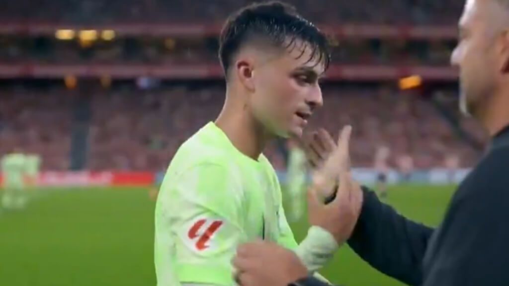 Pedri González recibe la ovación de San Mamés y el cariño de Hansi Flick (foto: Captura: Movistr+).