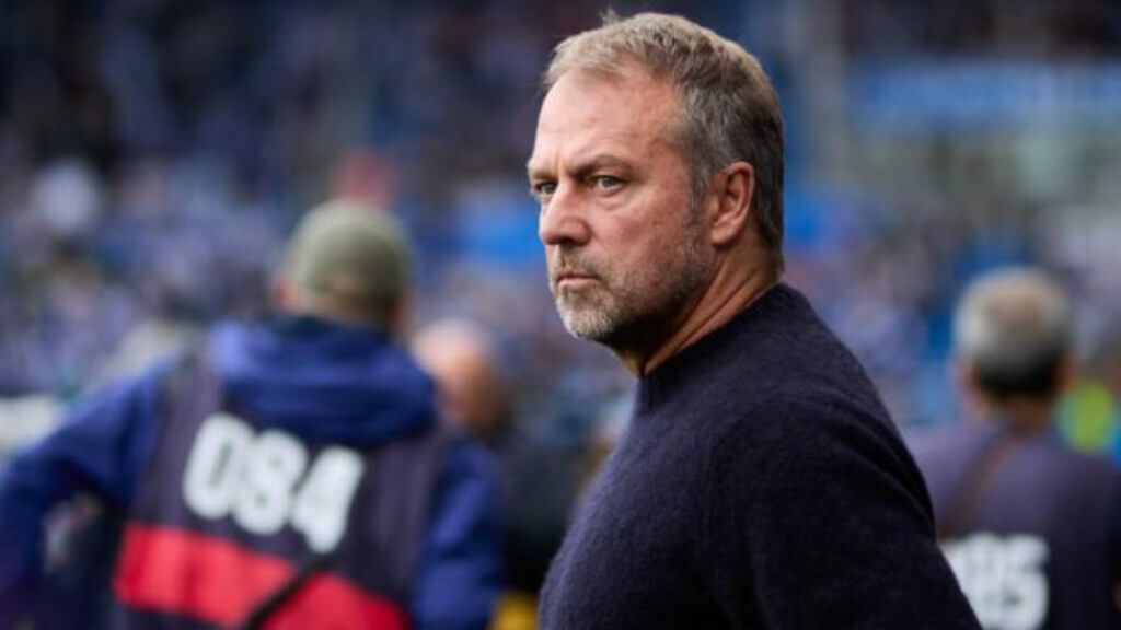  Hansi Flick en un partido con el Barcelona (Europa Press)