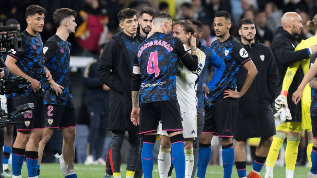 Luka Modric se saluda con Sergio Ramos en la última visita del sevillano al Santiago Bernabéu (fo