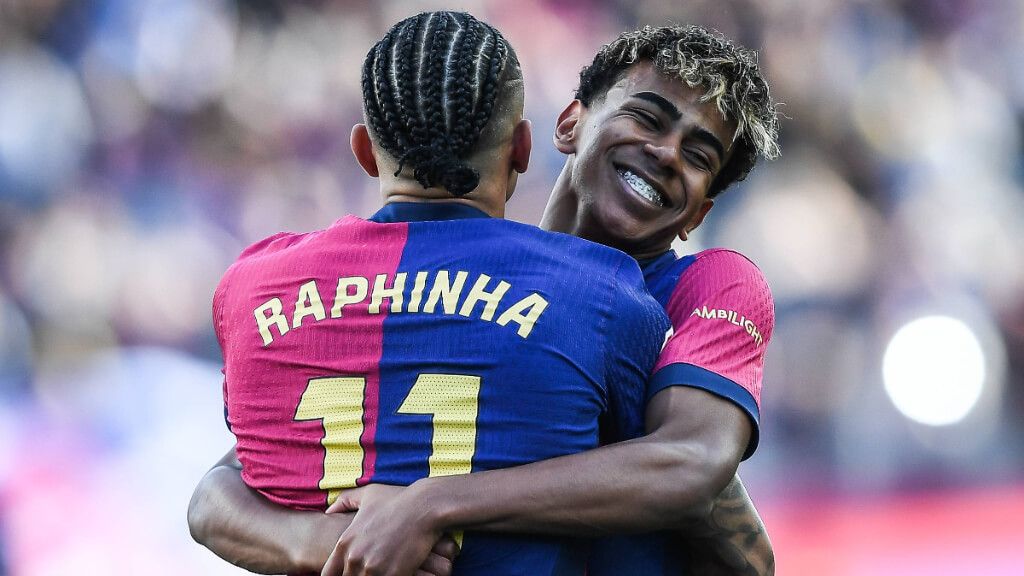 Raphinha y Lamine Yamal celebrando un gol con el Barcelona (Cordon Press)