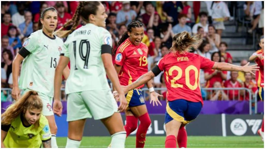 Vicky López y Claudia Pina celebran un gol en el España-Portugal de la Euro.