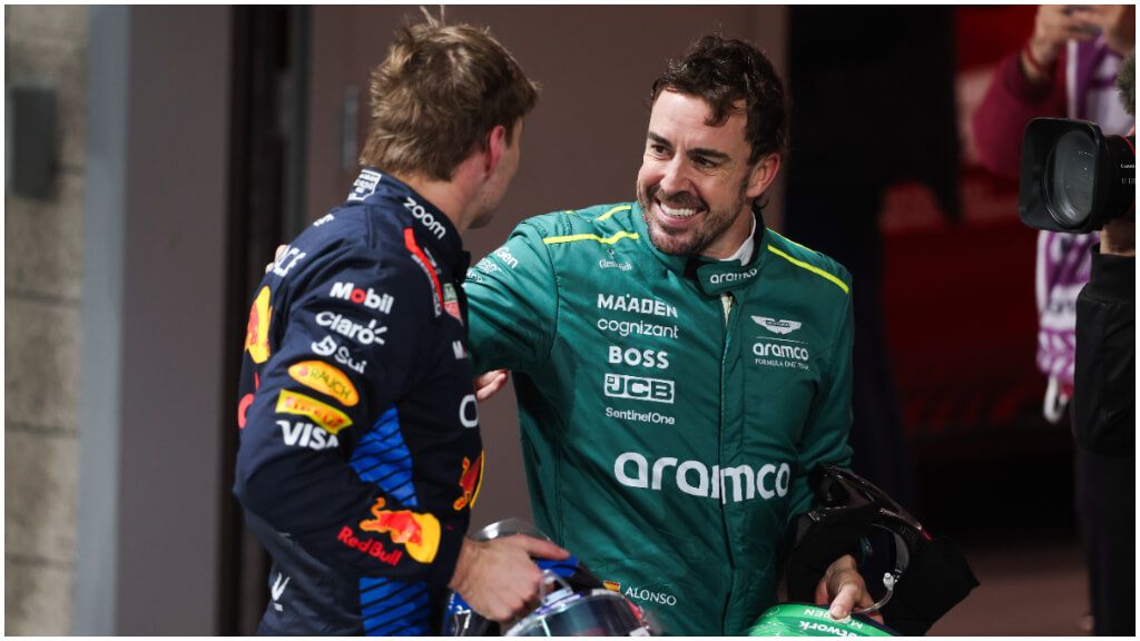  Fernando Alonso felicitando a Max Verstappen por su cuarto Mundial de Fórmula 1. (Fuente: Europa Press)