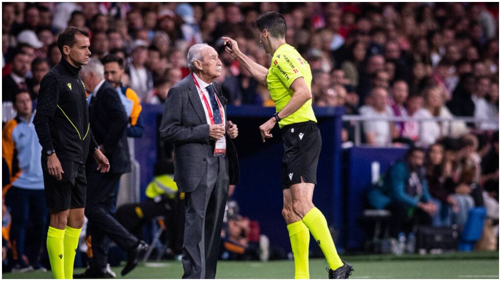  Busquets Ferrer hablando con el coordinador de seguridad del Atlético de Madrid. (Fuente: Cordon P