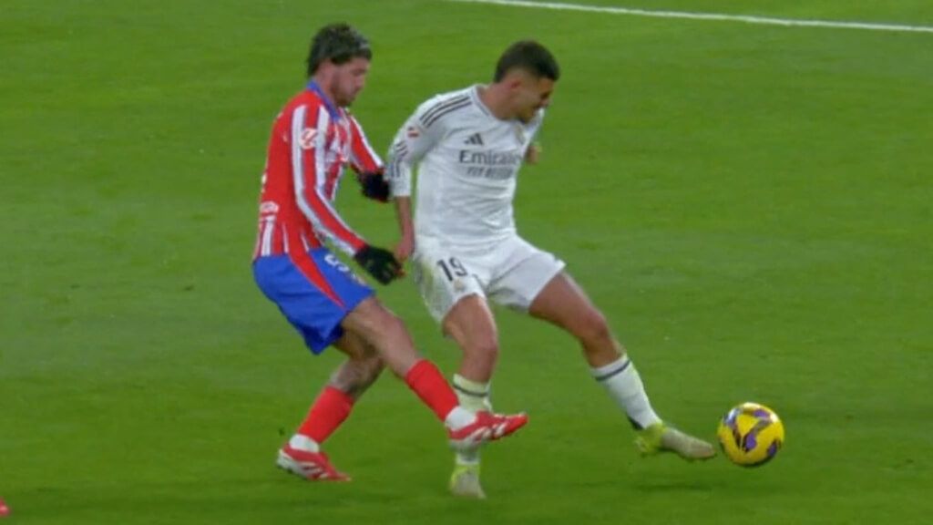  Jugada entre Bellingham y Dani Ceballos (X)