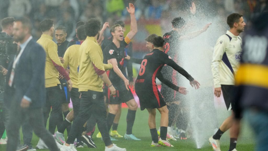  Los aspersores del RCDE Stadium encendidos durante la celebración del Barça