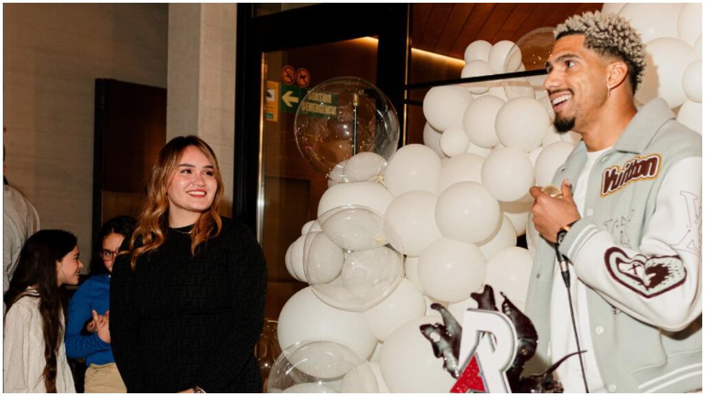 Ronal Araújo celebrando su renovación con el Barcelona.