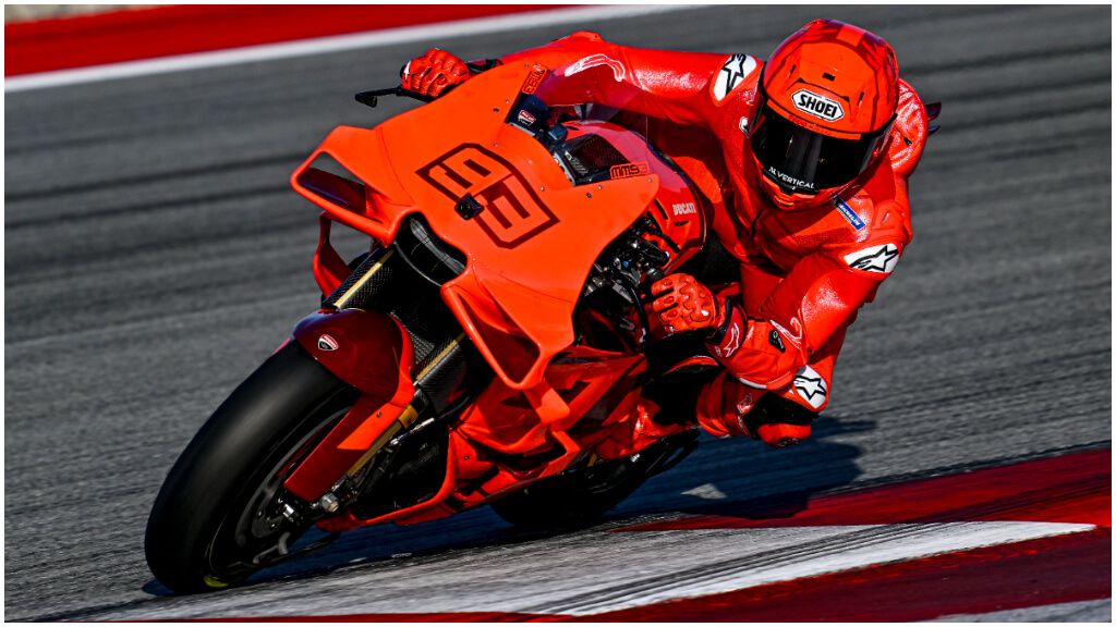 Marc Márquez con la nueva moto de Ducati.