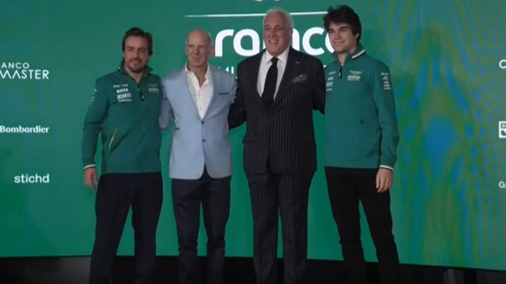  Adrian Newey junto a Fernando Alonso, Lawrence Stroll y Lance Stroll en su presentación con Aston