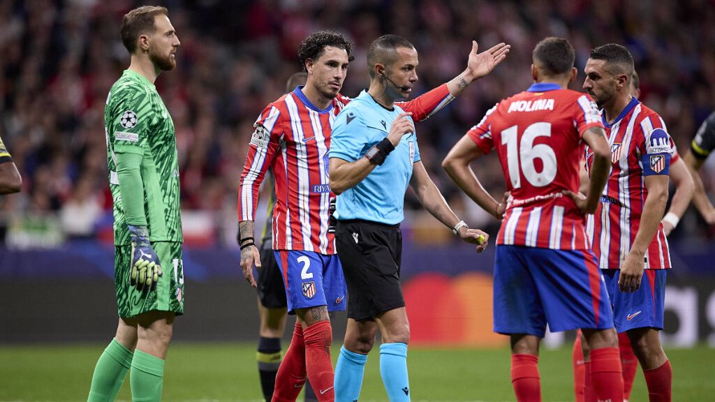  El colegiado señala penalti de Koke en el Atlético-Lille