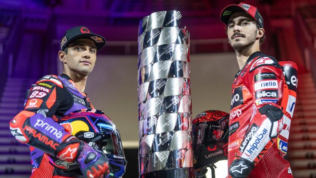 Jorge Martín y Pecco Bagnaia con el trofeo de MotoGP. (Cordon Press)