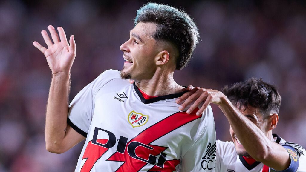 Andrei Ratiu celebrando un gol con el Rayo (Cordon Press).