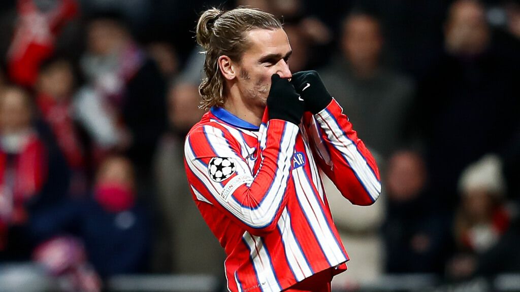  Griezmann besando el escudo del Atlético de Madrid (Europa Press)