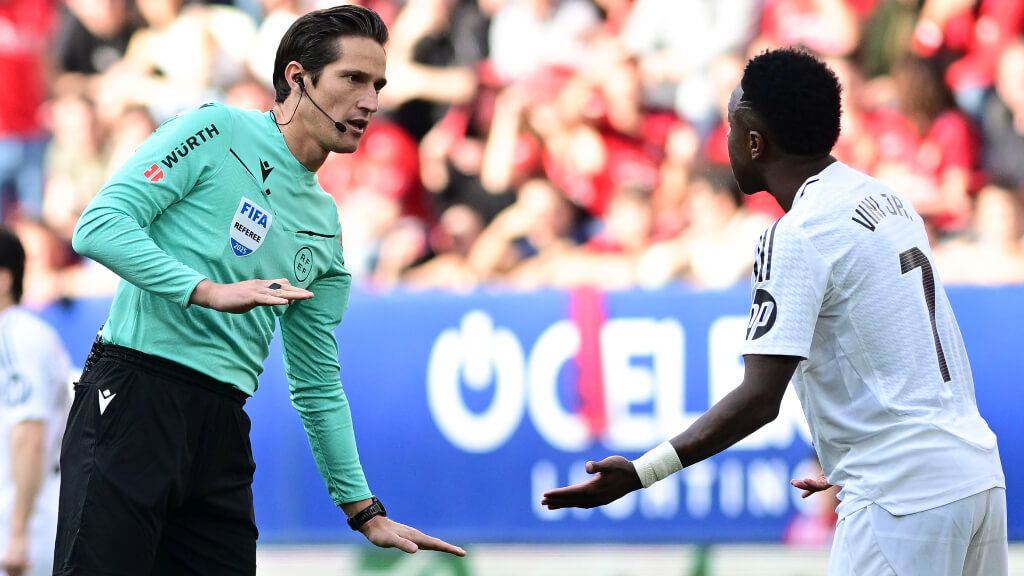  Munuera Montero y Vinicius Jr en El Sadar