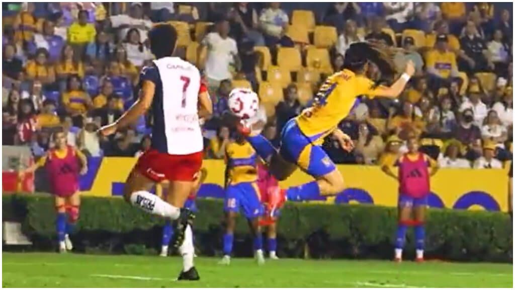  Lisbeth Ovalle anota con el tacón tras la asistencia de Jenni Hermoso (captura Club Tigres Femenil