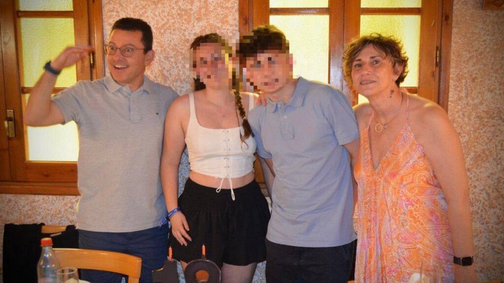  Carles Miñarro, junto a su mujer y sus dos hijos.