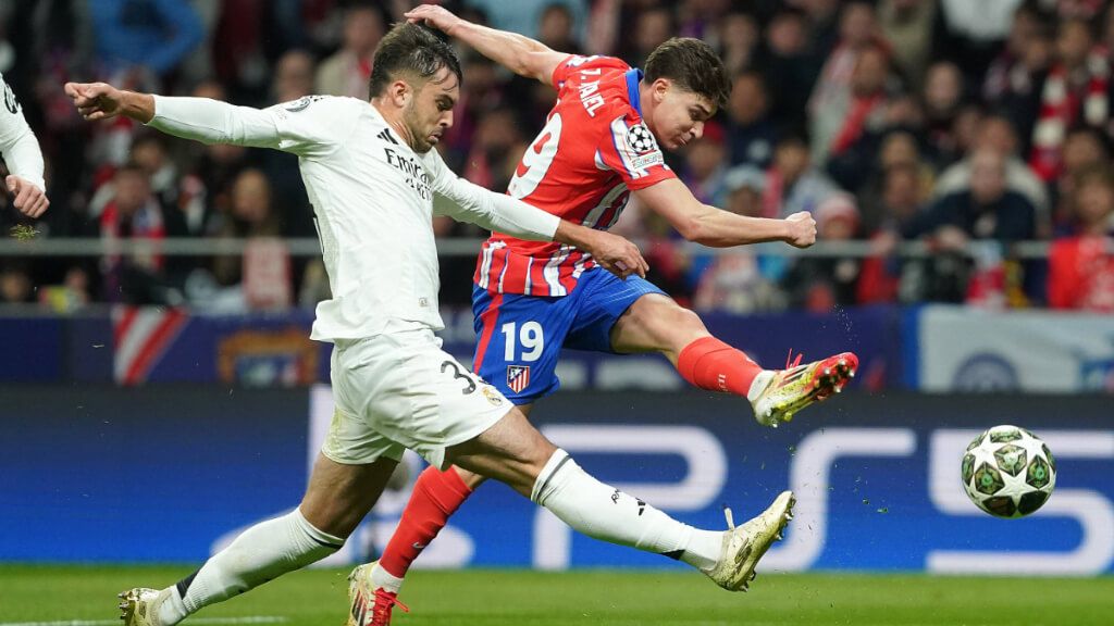  Raúl Asencio, ante Julián Álvarez en el último Atlético de Madrid-Real Madrid (foto: Cordon Pr