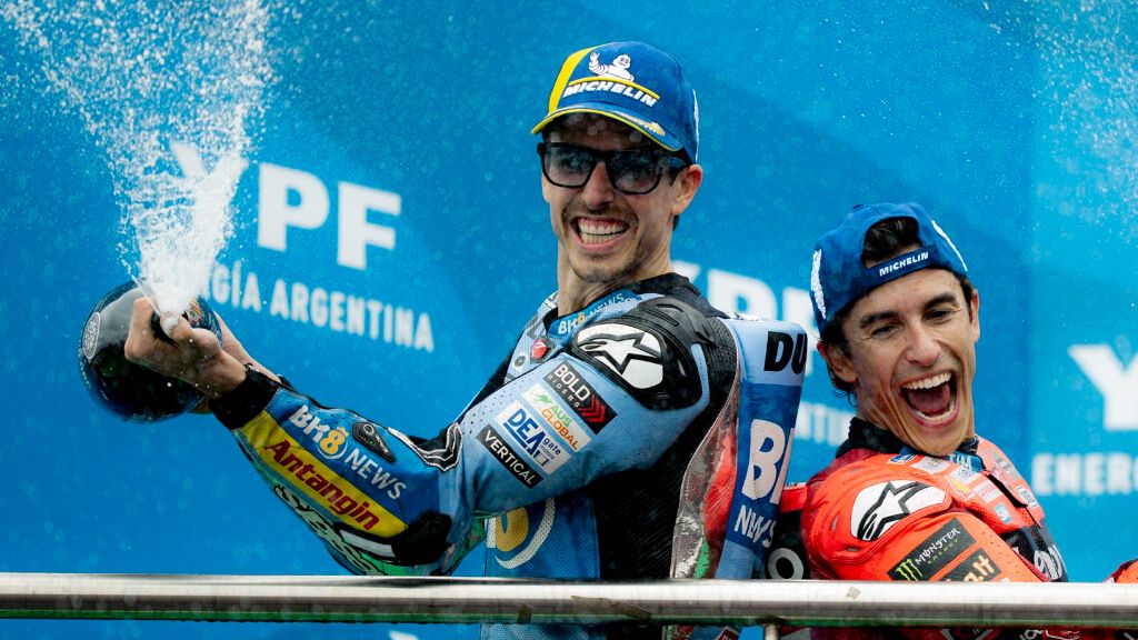  Álex Márquez, compartiendo un podio de este 2025 con su hermano Marc.