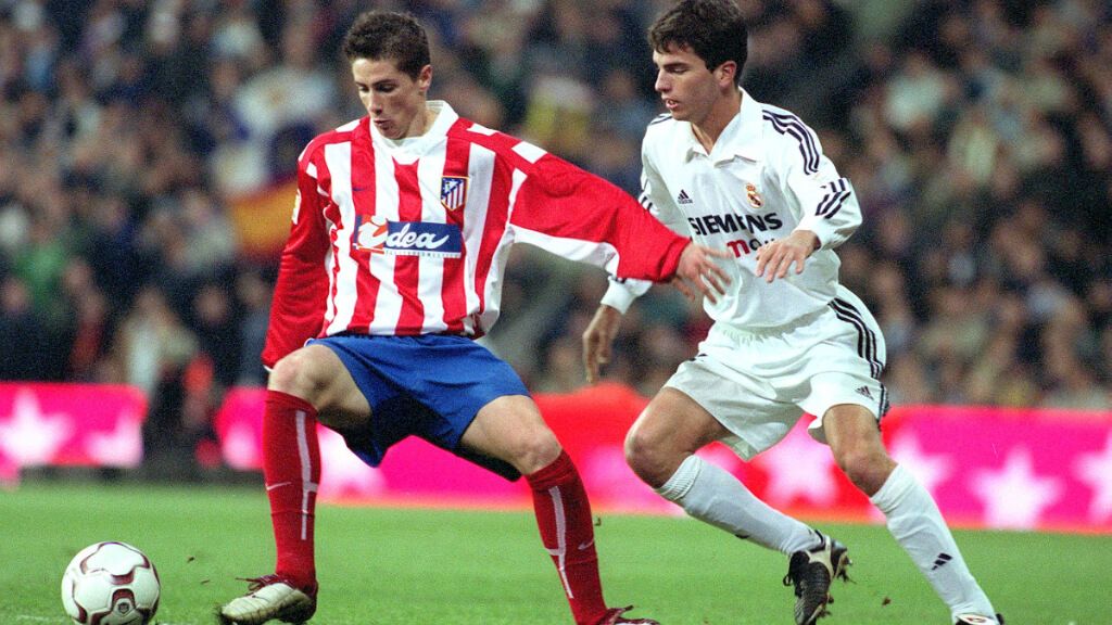 Fernando Torres, ante Francisco Pavón en el Real Madrid-Atlético Madrid.