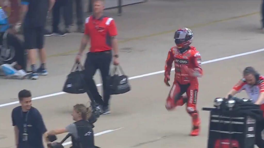 Marc Márquez, poco antes de la salida, corriendo por el paddock.